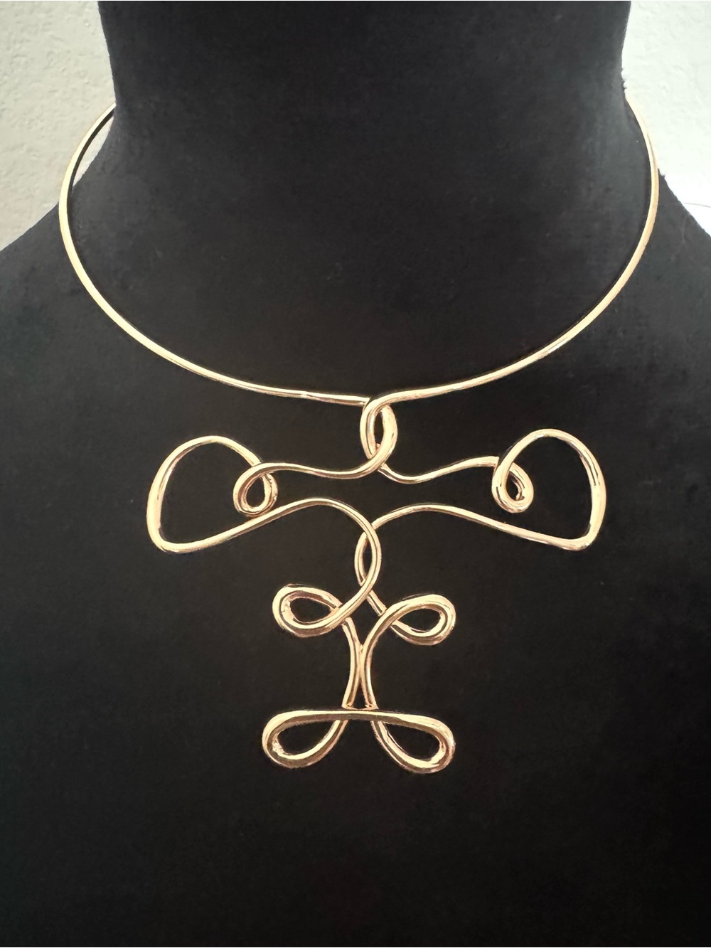 Rare find! NWOT Tory Burch Twisted Collar Chocker Gold Statement Necklace